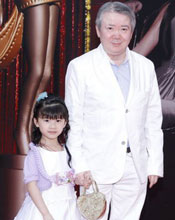 金像奖前主席文隽牵着小女儿踏上红毯