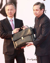 陈嘉上拎装选票的公文包走红毯