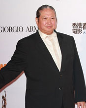 洪金宝穿黑西装独自霸气亮相