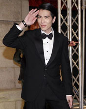 萧敬腾黑西服“王子装”酷帅亮相