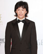 “钢琴王子”李云迪一身正装帅气亮相