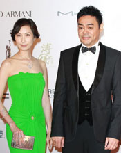 刘青云携夫人亮相 郭蔼明翠绿长裙抢眼