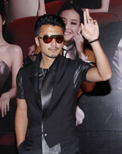 谢霆锋戴墨镜亮相红毯 大摆酷帅造型