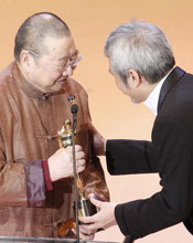 倪匡获金像终身成就奖 徐克为其颁奖