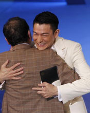 刘德华登台颁发最佳男配角 卢海鹏获奖