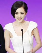 彭浩翔携杨幂颁最佳视觉效果及音响效果