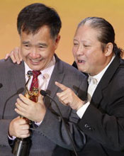 洪金宝登台颁发专业精神奖 方浩源获奖