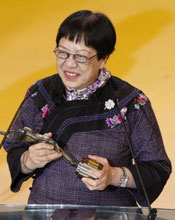 许鞍华凭《桃姐》获最佳导演奖 陈可辛颁奖