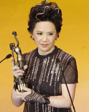 叶德娴凭借《桃姐》获最佳女主角奖