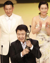 《桃姐》无悬念获最佳影片 梁家辉颁奖