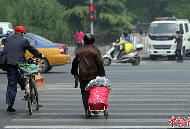 北京今起整治&ldquo;闯红灯&rdquo; 仍有行人横穿马路