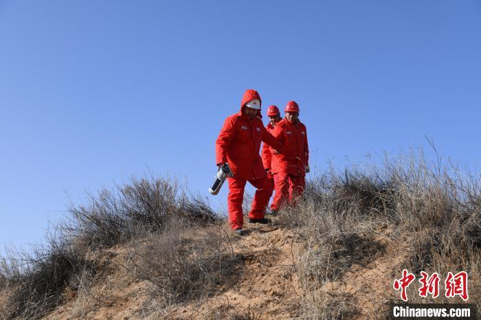 图为查看塌陷地段。　贠向慕 摄