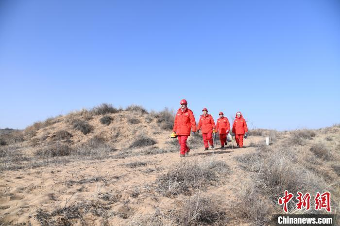 图为巡线路上。　贠向慕 摄