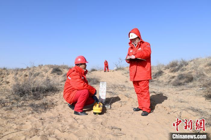 图为检测管线走向及埋深。　杨绍军 摄