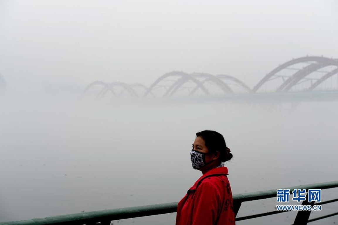 全国多地遭受雾霾袭击