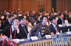 嘉宾们在认真聆听