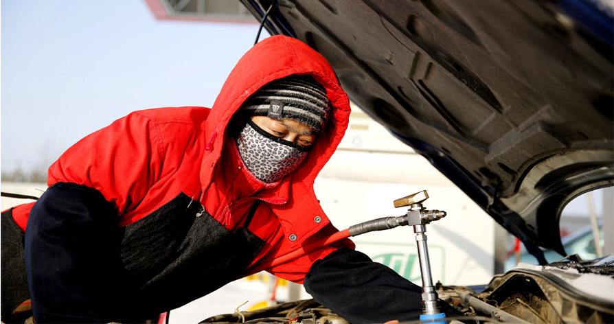 中石油员工严寒中加气