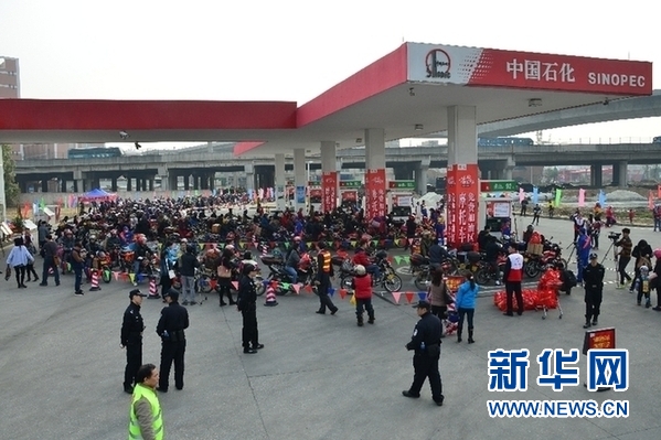 中石化为&ldquo;返乡摩骑&rdquo;免费加油情暖驿站