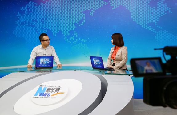 访谈嘉宾与主持人交流