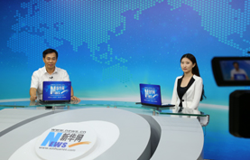 图为访谈嘉宾与主持人合影