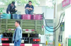 涨价前部分加油站加油要排队