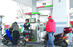 油价破8外资民营加油站忙打折