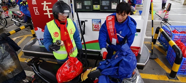 中石化为春运“返乡摩骑”免费加油情暖驿站