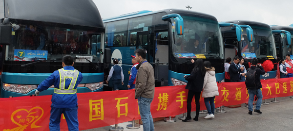 广东摩托车大军返乡 15趟爱心大巴免费送老幼孕