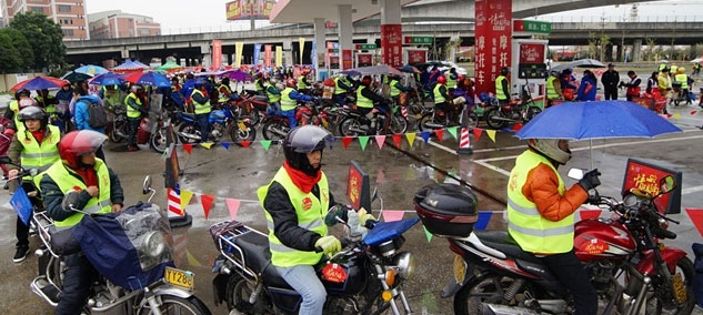 图片故事：春运首日寒潮来袭 “情暖驿站”温暖回家路