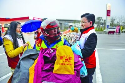 5000志愿者情暖回家路