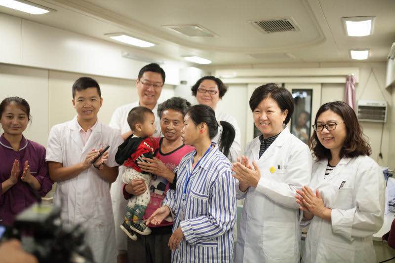 中石化健康快车让失明的妈妈亲眼看到孩子