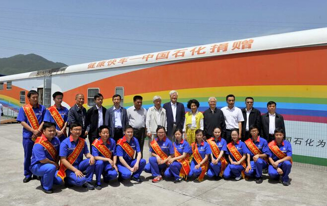 健康快车2015首站开进湖北少数民族地区