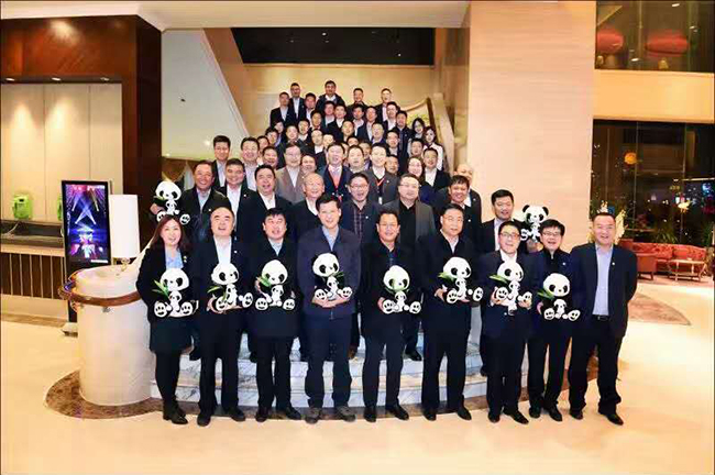 2016年11月19日，山西大同建国宾馆，出席UNDP&PGO熊猫电站启动仪式的嘉宾合影留念。
