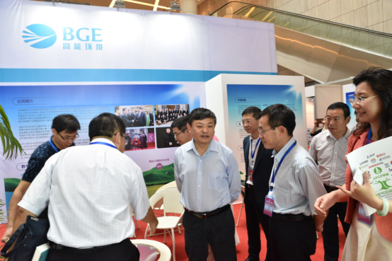 环保部副部长黄润秋视察高能环境展台