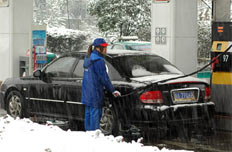 中石化加油工每天20万次提起加油枪