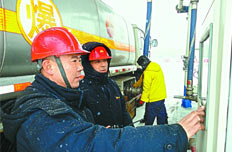 哈尔滨石化加足马力储备春耕油