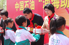中石油向青海省青少年捐赠“希望书架”