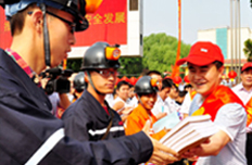 潞安领导向员工赠送安全宣传书籍