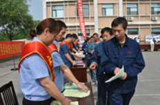 基层单位员工领取安全宣传资料