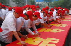 潞安员工在安全条幅上郑重签名