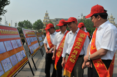 潞安领导认真阅读安全宣传资料