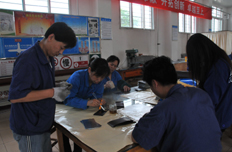 标牌厂的员工在做标牌