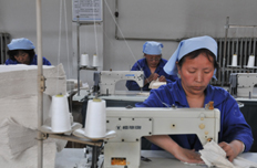 手套厂员工正在缝纫劳保手套