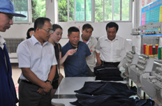 参观服装厂的针织锈字机