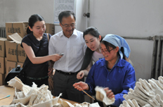 手套厂员工正在翻手套