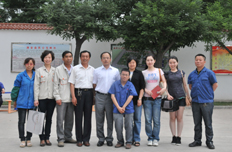 新华网记者与益民公司员工合影