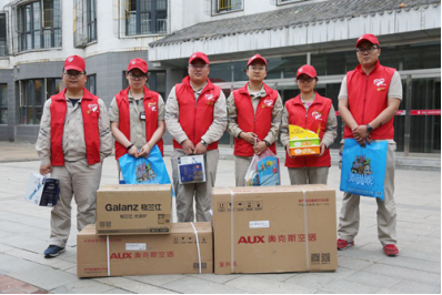 大唐集团张家口热电公司“热援”志愿者为孤残儿童送清凉