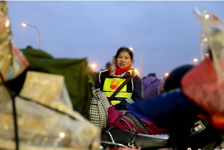 【链接】中国春运大迁徙的别样风景：铁骑返乡 爱心满途