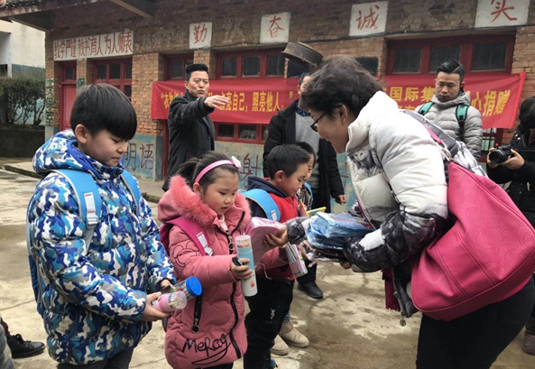 正威志愿者之家举行衣物捐赠活动 近3000件爱心物资送达贵阳、青海等受捐地