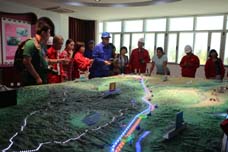 记者们在中亚天然气管道沙盘听取讲解